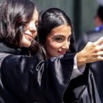 Dos estudiantes se hacen un 'selfie' a la entrada de la Universidad de Teherán el 15 de septiembre de 2025.