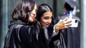 Dos estudiantes se hacen un 'selfie' a la entrada de la Universidad de Teherán el 15 de septiembre de 2025.