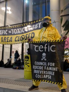 El 9 de febrero, activistas de XR Bélgica, apoyadas por Greenpeace, cerraron las oficinas del Consejo Europeo de la Industria Química.