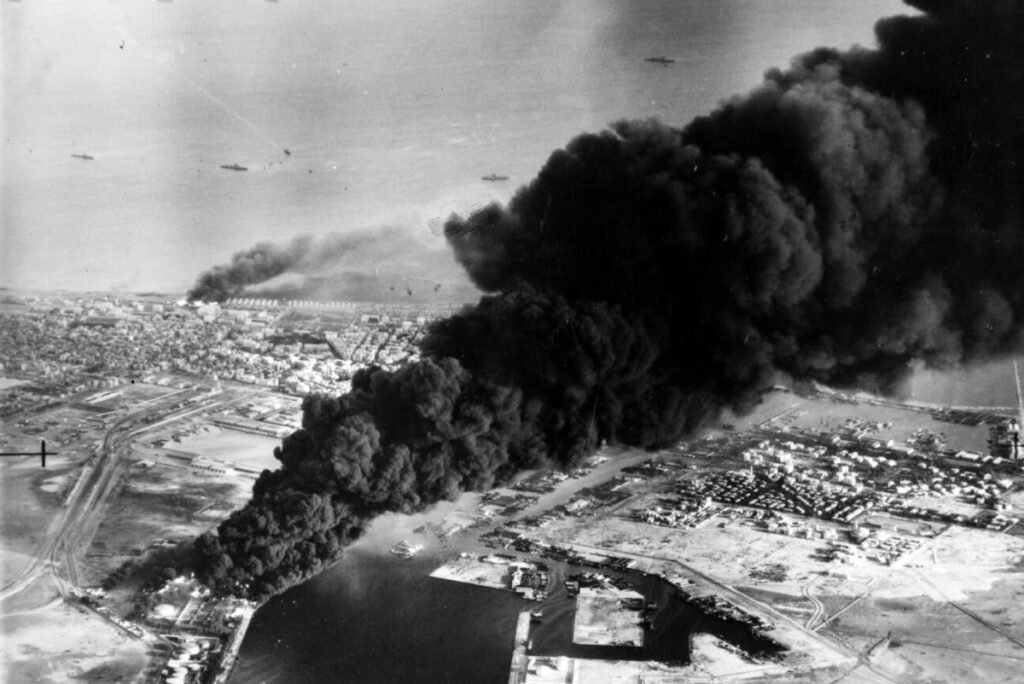 El humo se eleva desde los tanques de petróleo junto al Canal de Suez, alcanzado durante el asalto inicial anglo-francés a Port Said, el 5 de noviembre de 1956.