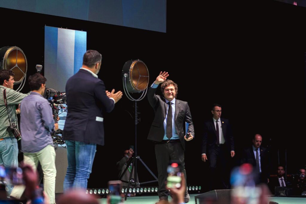 El presidente de Argentina, Javier Milei,  saluda a Abascal en la fiesta ultraderechista de Vox, Viva 24.