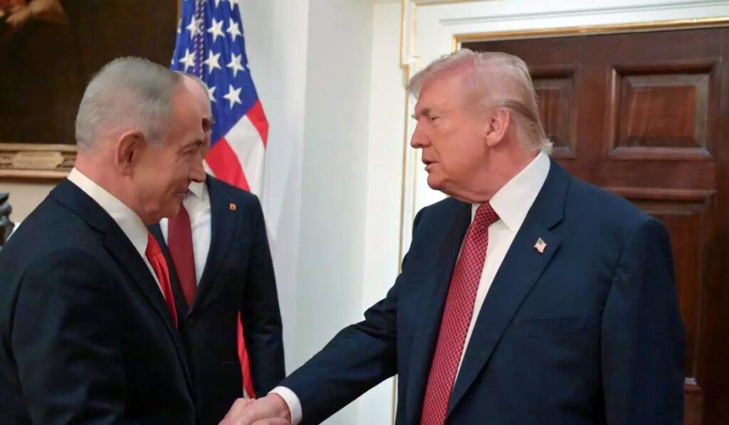 El presidente de Estados Unidos, Donald Trump, saluda a Netanyahu durante su última visita a Washington.