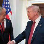 El presidente de Estados Unidos, Donald Trump, saluda a Netanyahu durante su última visita a Washington.