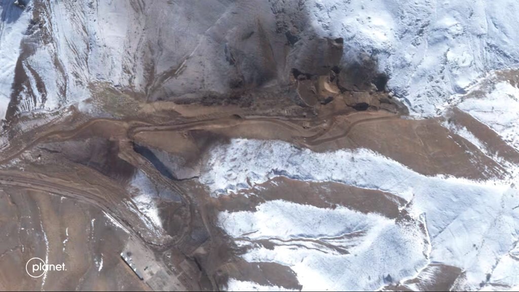 Imagen satélite donde se aprecian túneles colapsados en la base de misiles Tabriz North, en Irán, este domingo.