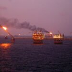 La crisis del petróleo por la caída de la demanda amenaza con arrastrar a los mercados financieros.