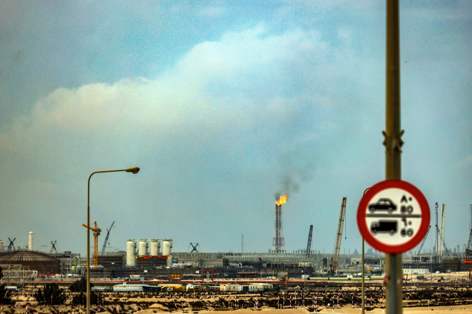 Trump dice que no sabía que se iba a atacar la mayor planta de gas del mundo pero Israel asegura que se coordinó con Washington