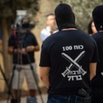 Soldados israelíes acusados ​​de abusar de un detenido palestino en el centro de detención de Sde Teiman y sus abogados hablan con la prensa tras la dimisión de la fiscal militar.