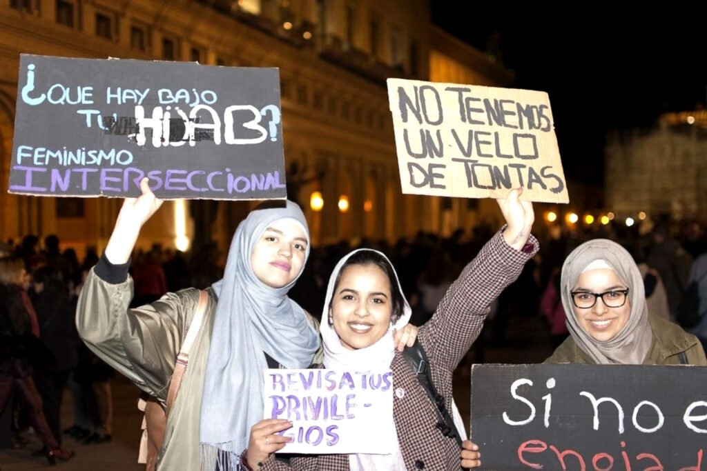 Tres feministas musulmanas en la manifestación de Soria del 8 de marzo de 2018.