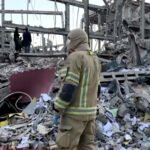 Un equipo de bomberos busca entre los escombros supervivientes, tras un ataque estadounidense-israelí en Teherán.