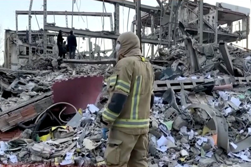 Un equipo de bomberos busca entre los escombros supervivientes, tras un ataque estadounidense-israelí en Teherán.