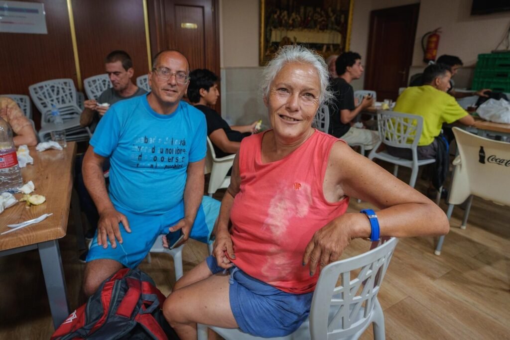 Una mujer sin hogar en el refugio climático gestionado por organizaciones ciudadanas en agosto de 2024 en Granada, España.