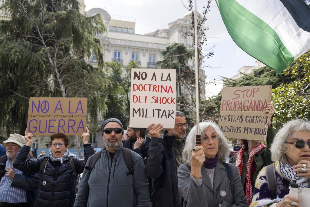 Concentración frente al Congreso de los Diputados cuando personajes del arte y la cultura se declararon públicamente contra el genocidio palestino por parte de Israel.