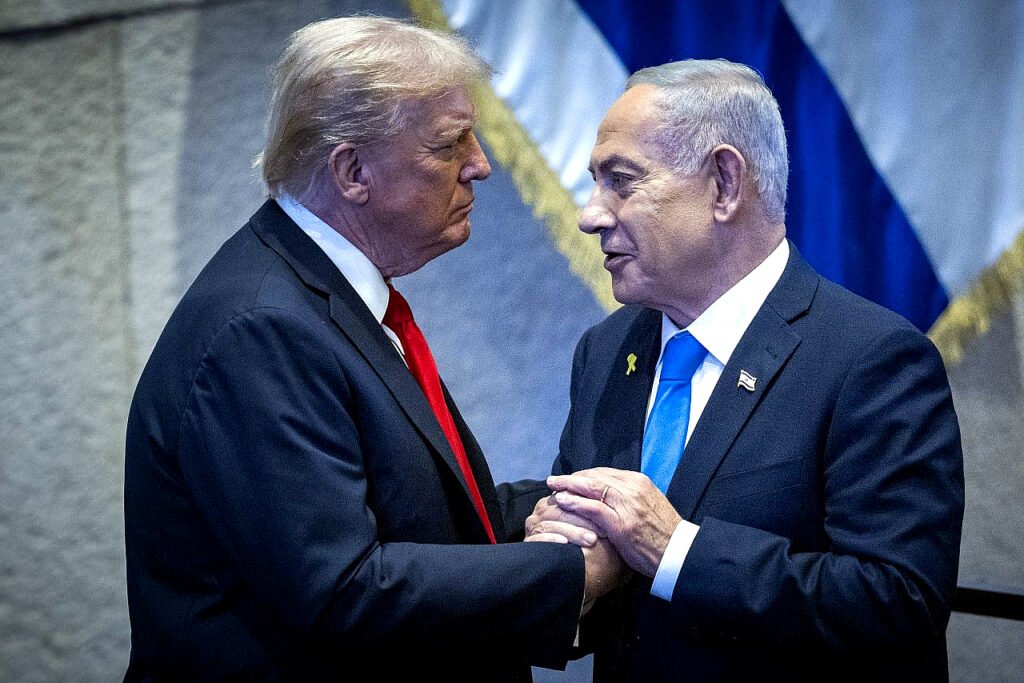 El presidente de Estados Unidos, Donald Trump, con el primer ministro israelí, Benjamin Netanyahu, durante una sesión plenaria especial en honor al presidente Trump en la Knéset.