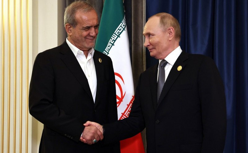 El presidente de Irán, Masoud Pezeshkian, y el de Rusia, Vladimir Putin, en la cumbre de la Organización de Cooperación de Shanghái de 2025.