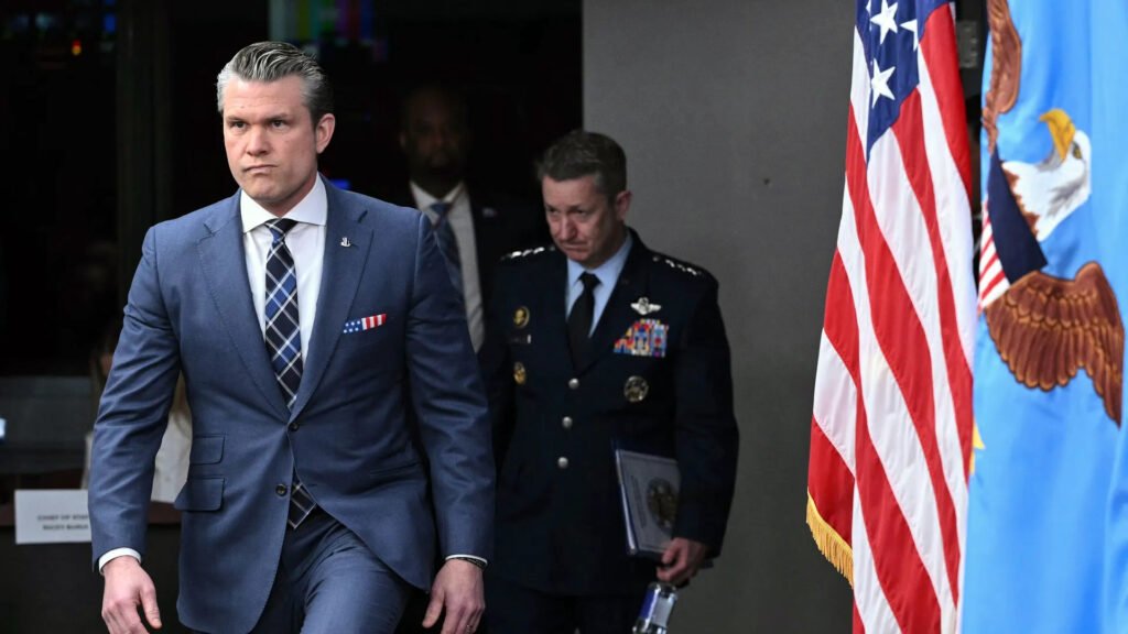 El secretario de Defensa, Pete Hegseth, y el jefe del Estado Mayor Conjunto, general Dan Caine, llegan a una conferencia de prensa en el Pentágono el 19 de marzo.