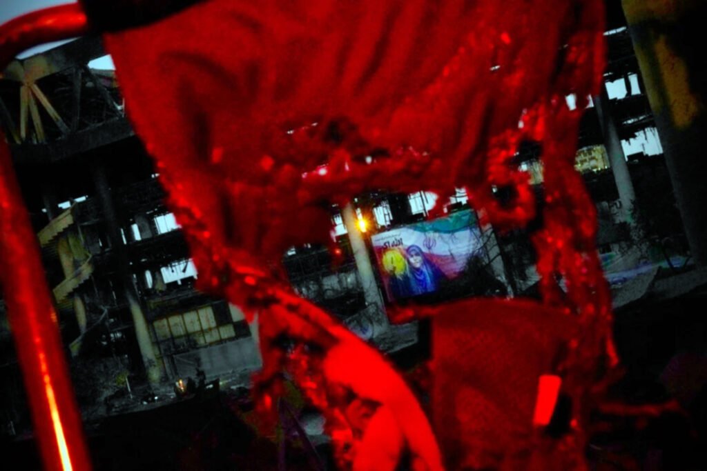 En la fachada de lo que queda de su sede, la radiotelevisión pública de Irán ha colocado una pancarta con el rostro de Sahar Emami, la periodista que siguió dando las noticias pese a los ataques aéreos.