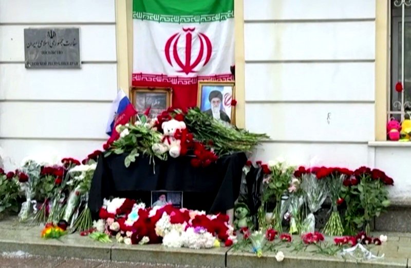 Homenaje al ayatolá Ali Jameneí en la Embajada de Irán en Moscú.