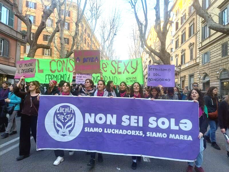 La pancarta de Lucha y Siesta, casa refugio en Roma que se ha convertido en una referencia en la lucha contra la violencia machista.