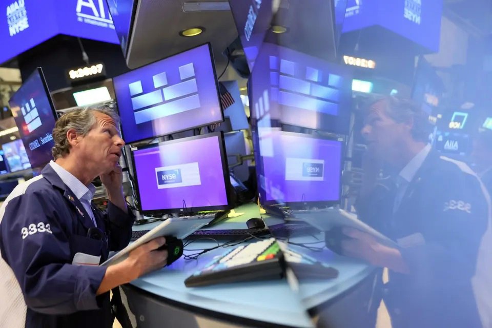 Los operadores trabajan fenéticamente por el optimismo detrás de la burbuja de la inteligencia artificial en el parqué de la Bolsa de Valores de Nueva York durante las operaciones matutinas.