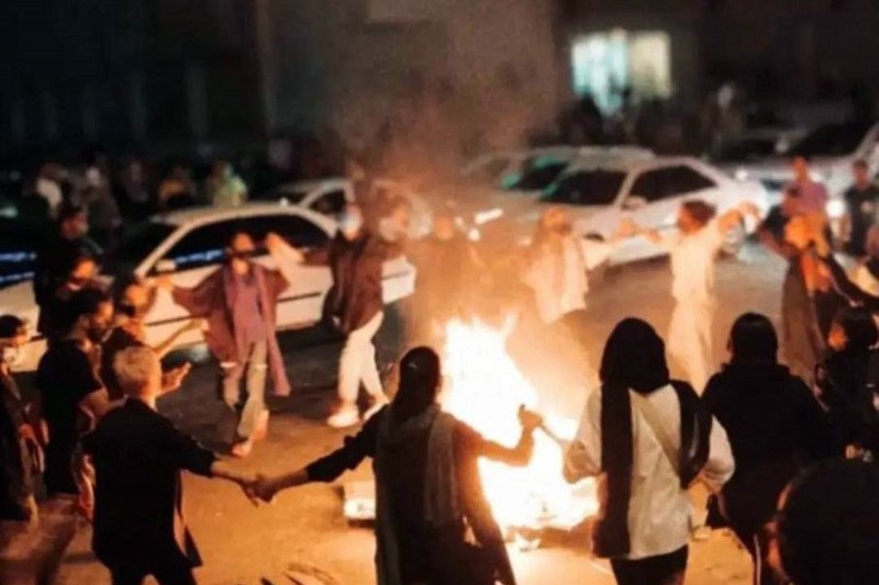 Mujeres manifestándose en las calles de Teherán.