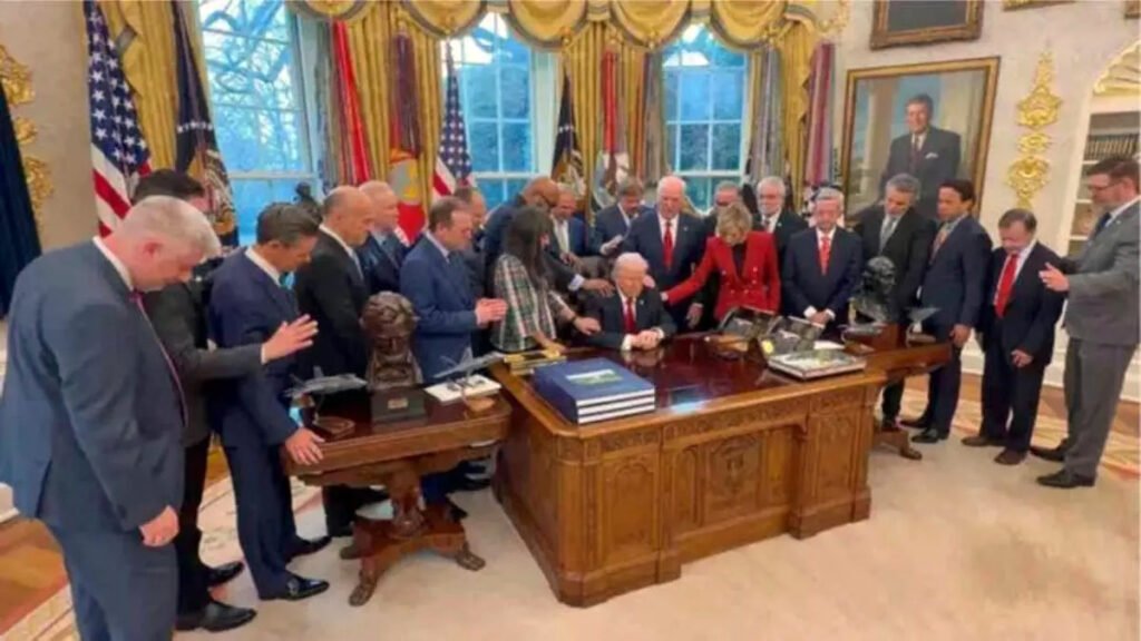 Pastores evangélicos rezan con Trump en el Despacho Oval esta semana por 'nuestro presidente' y 'nuestras tropas'.