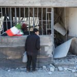 Un hombre observa la destrucción causada por los bombardeos israelíes-estadounidenses en los alrededores del Gran bazar de Teherán, este martes.