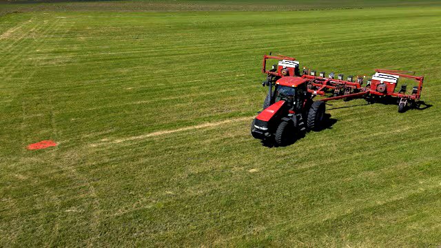 Una imagen tomada con un dron muestra un tractor y una sembradora de soja estacionados en una granja de soja en Somonauk, Illinois, EE. UU.