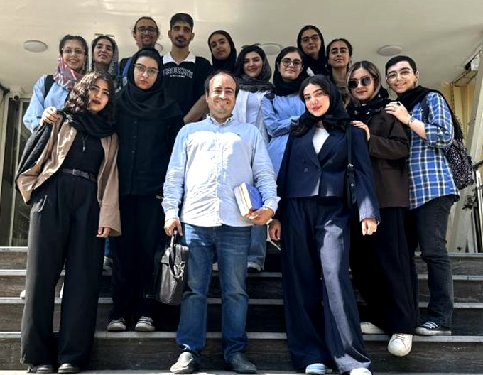 avier Hernández, profesor español en una universidad iraní durante 11 años, con sus alumnas, muchas de ellas sin velo.