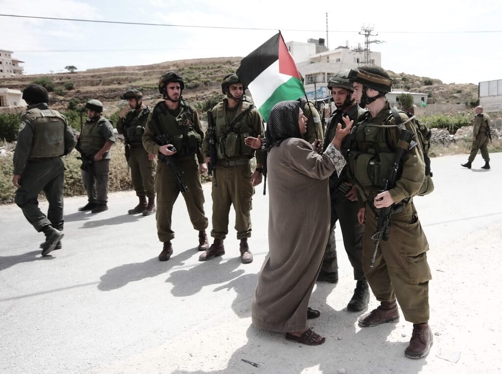 Una mujer discute con integrantes del ejército israelí en el Ärea B de Cisjordania