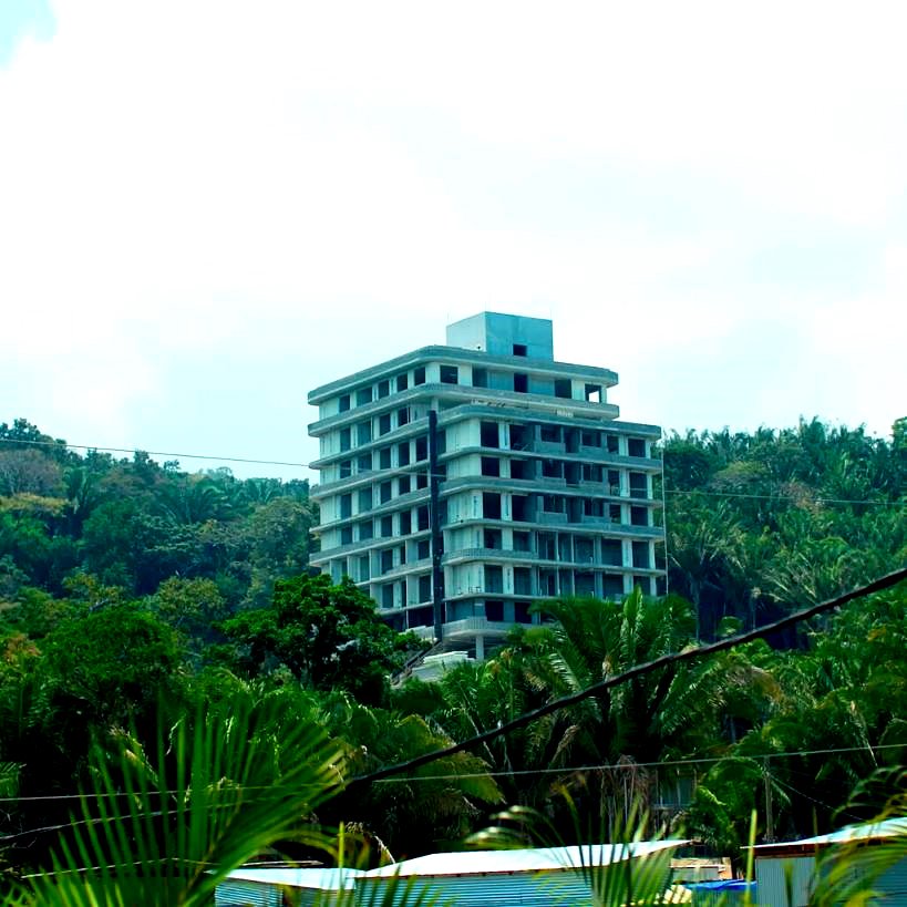 Construcción del edificio Duna Tower, el más alto de Roatán, en la ZEDE de Próspera en 2023.