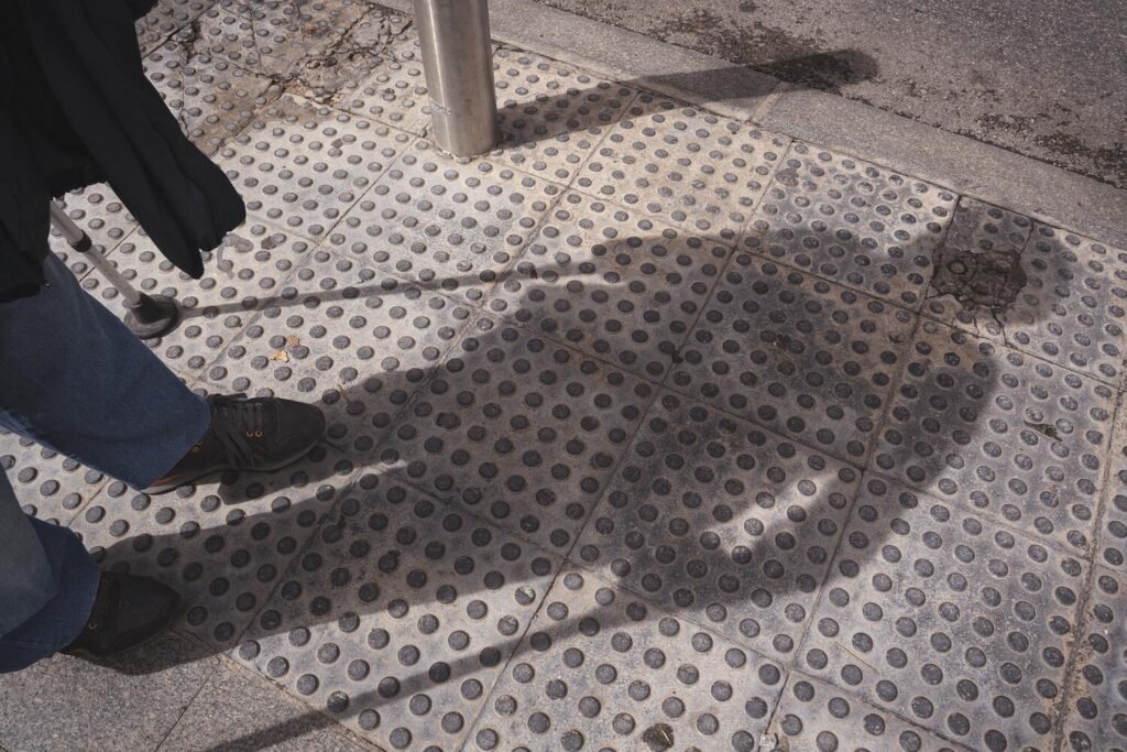 Fe es una mujer de unos 75 años originaria de un pueblo de Castilla-La Mancha que, en los años ’60, se mudó a la capital, siguiendo a su marido Paco, obrero en una fábrica.