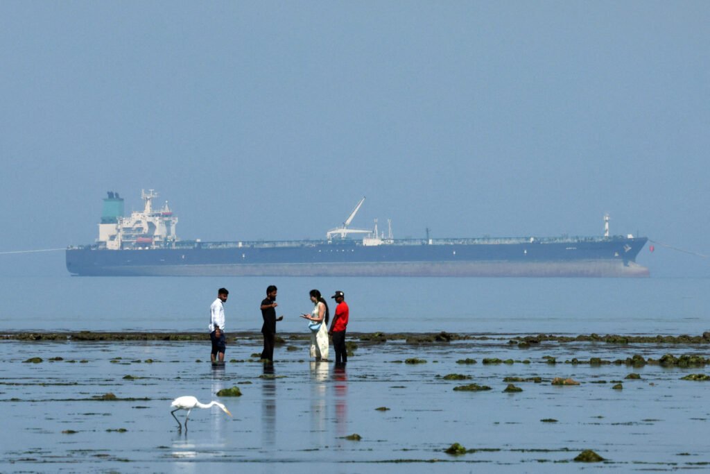 Turistas frente al barco petrolero ruso en el Parque Nacional Marino en Golfo de Kutch.