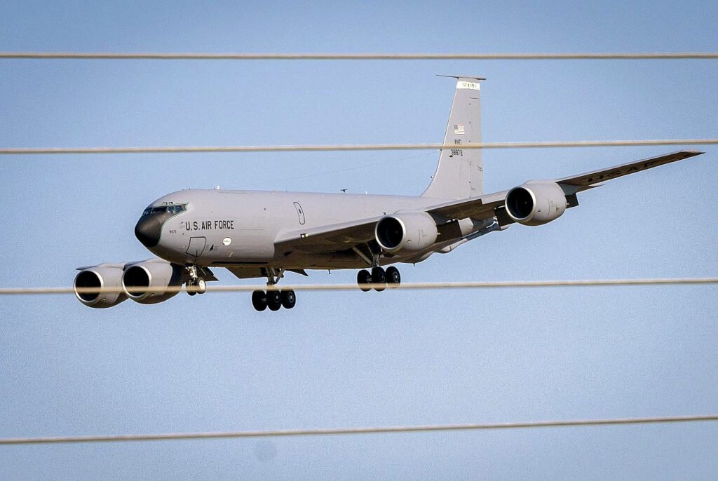 Un avión de la Fuerza Aérea de EE. UU. aterriza en el aeropuerto Ben Gurión de Israel, en medio de la guerra con Irán.