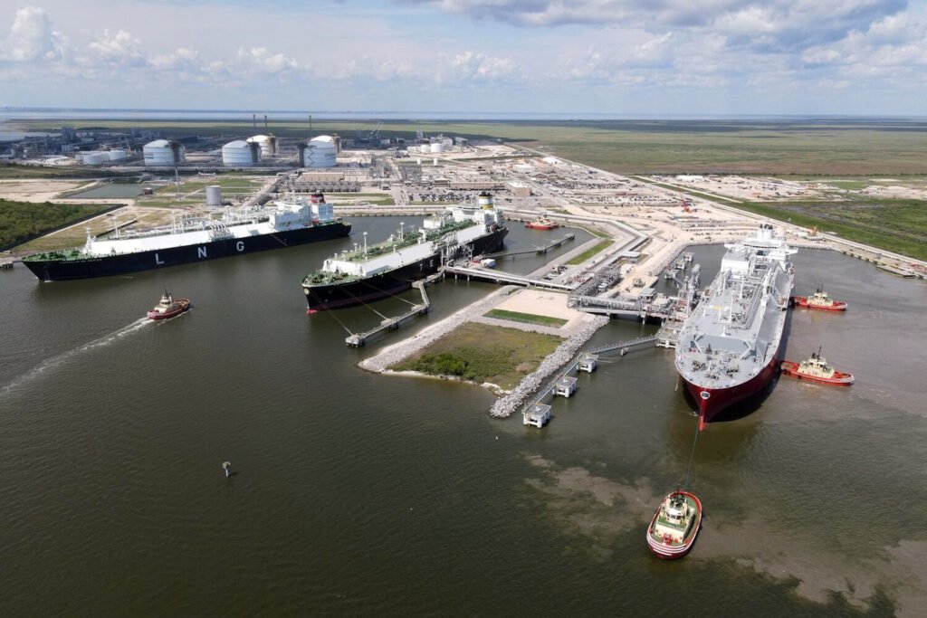 Barcos metaneros en la terminal de exportación de gas natural licuado en Beaumont, Texas, operada por Cheniere Energy.