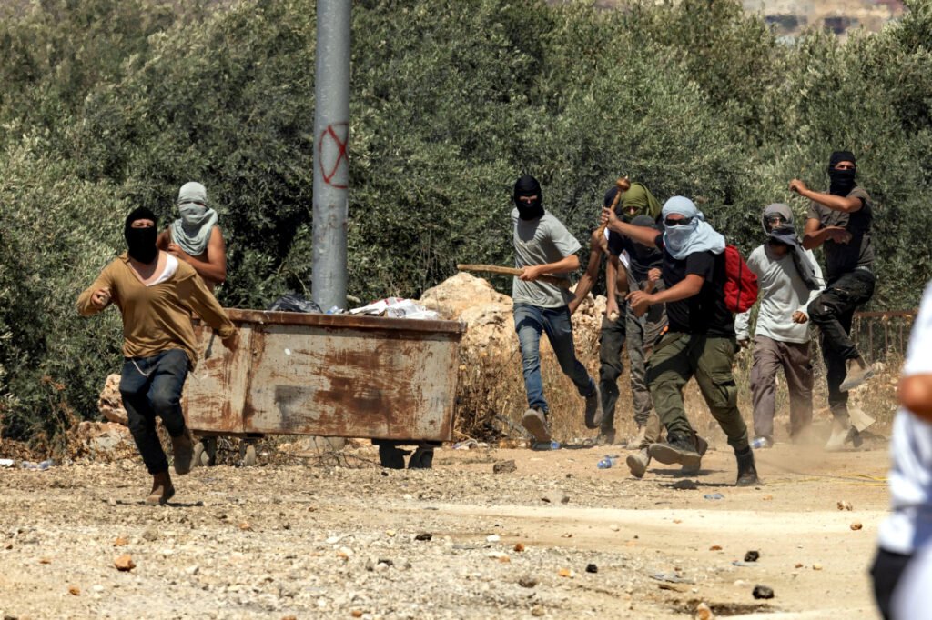 Colonos israelíes atacan la aldea de Turmus Ayya en Cisjordania, 26 de junio de 2025.