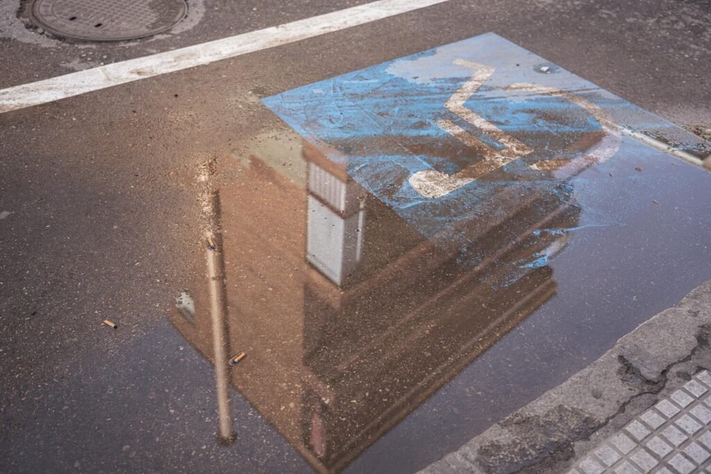 Debido a un derrame cerebral que sufrió a los 40, desde hace unos años Fe utiliza muletas que le impiden moverse rápidamente y le obliga a tener que descansar a menudo.