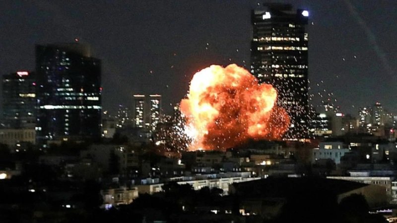 Explosión en Tel Aviv por un presunto ataque iraní en la madrugada del domingo.