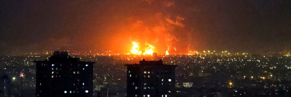 Explosiones estallan tras los ataques a la refinería de petróleo de Teherán tras los ataques Israelíes.