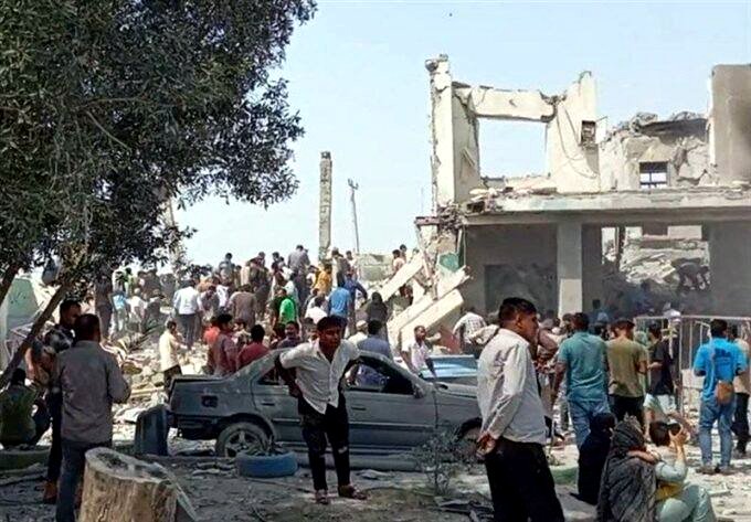Las secuelas de un ataque aéreo en la escuela Shajareh Tayyebeh.