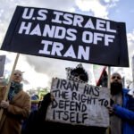 Protesta 'Manos fuera de Irán' en Parliament Square, Londres, 28 de febrero de 2026.