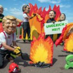 Trump junto a dirigentes históricos en una protesta climática de Oxfam contra el G7.