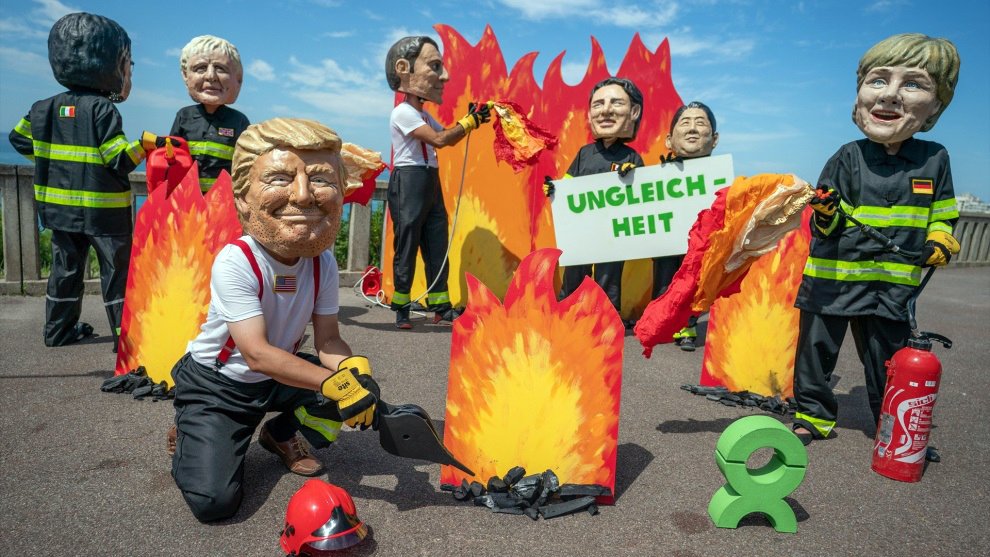 Trump junto a dirigentes históricos en una protesta climática de Oxfam contra el G7.