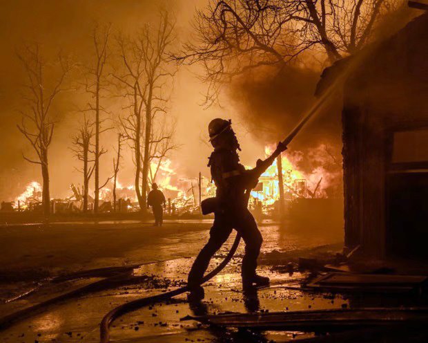 Un bombero lucha por salvar una casa de un incendio forestal en California en enero de 2025.
