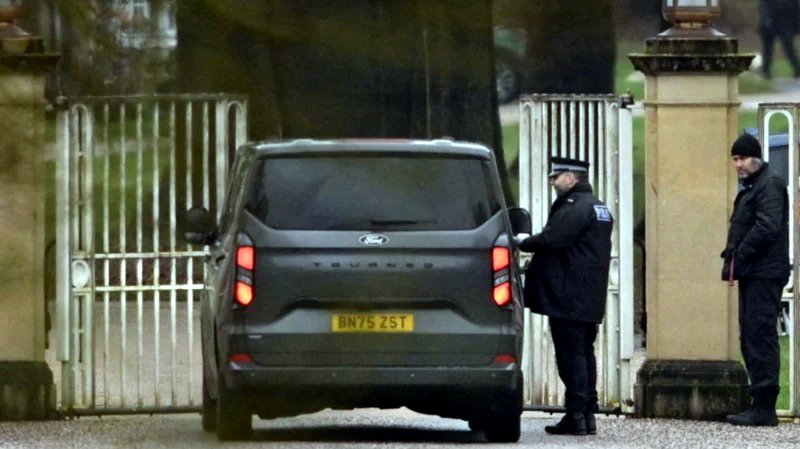 Un vehículo y un policía en la entrada del Royal Lodge, antigua residencia de Andrew Mountbatten Windsor.