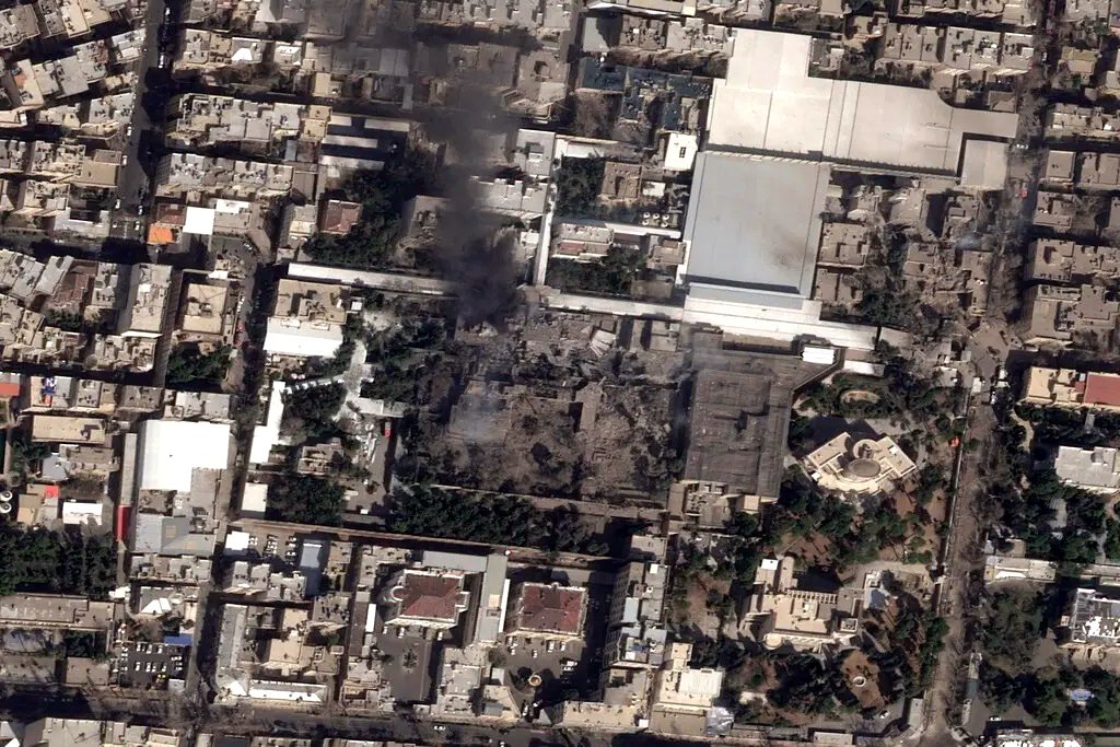 Una imagen satelital muestra humo negro elevándose y graves daños en el complejo del líder supremo de Irán, el ayatolá Ali Khamenei.