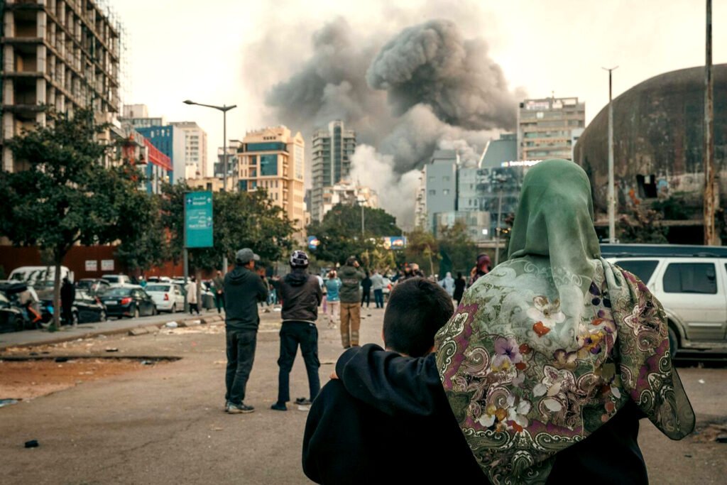 Una madre y su hijo observan el bombardeo de su barrio, en el centro de Beirut, el 12 de marzo.