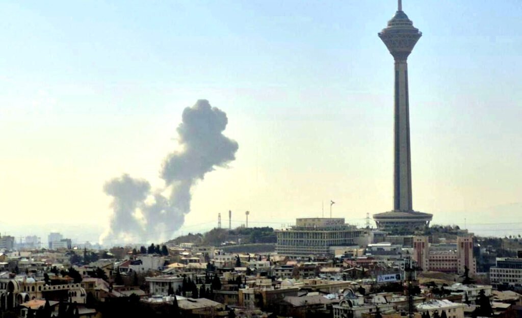 Columnas de humo en Teherán tras los ataques de EEUU e Israel a la capital iraní.