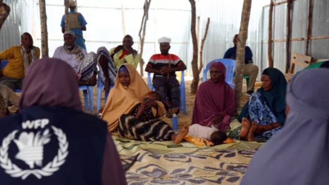 El Khidir Daloum, director de la oficina del PMA en Mogadiscio, visita un campo de desplazados internos para evaluar la crisis alimentaria.