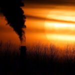 El aumento de las emisiones de CO2 impactará al planeta durante cientos de años debido a la larga permanencia de este gas en la atmósfera.