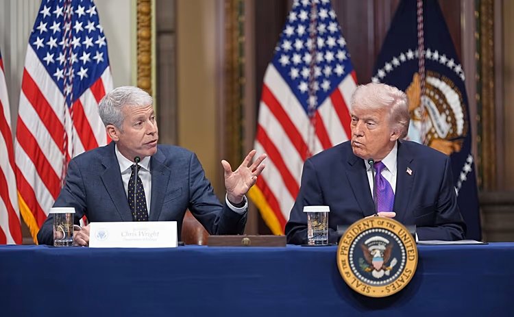 El secretario de Energía de EEUU, Chris Wright, habla mientras el presidente Trump escucha en la Sala del Tratado Indio del Edificio de Oficinas Ejecutivas Eisenhower en Washington.